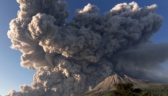 Eruptirala dva vulkana u Indoneziji