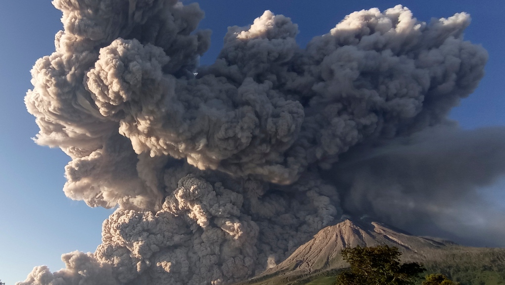 Eruptirala dva vulkana u Indoneziji