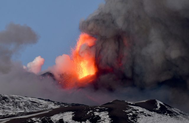 Etna ne miruje: Spektakularna erupcija vulkana na Siciliji