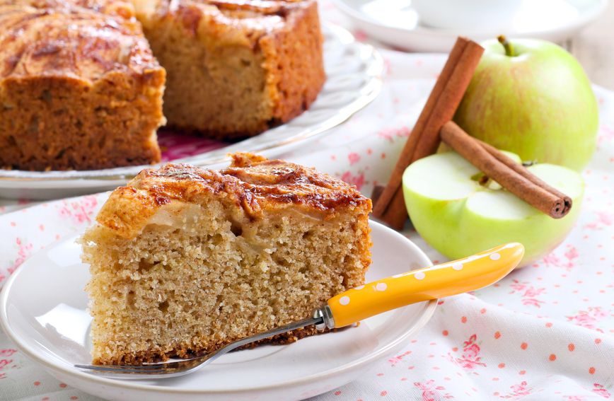 Brzi kolač "na čaše": Recept za skromni i fini desert od jabuka, griza i oraha