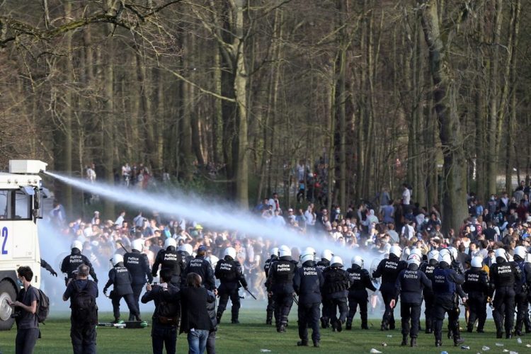 Policija u Briselu vodenim topovima napala zabranjeni skup nekoliko hiljada ljudi