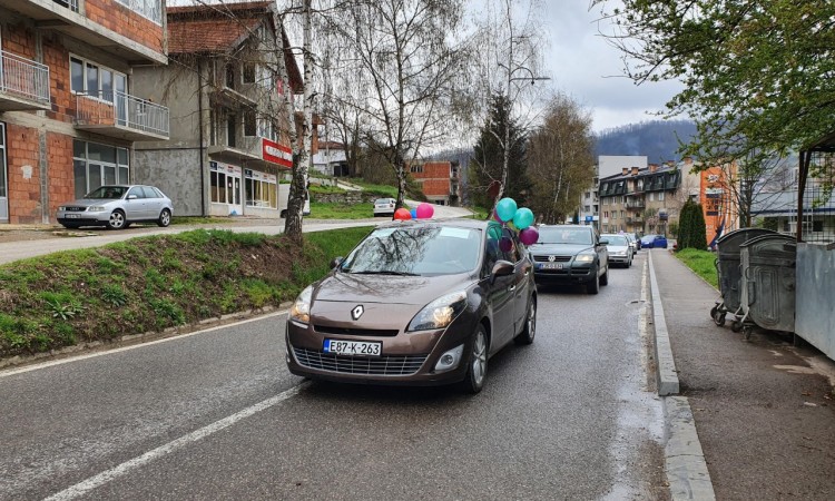 Protestnom vožnjom roditelji u Goraždu traže povratak djece u škole