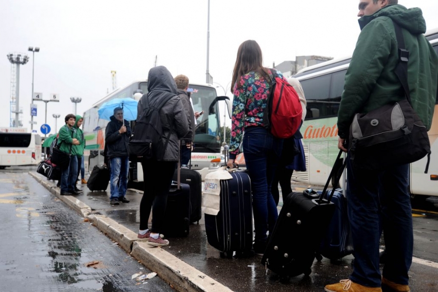 Najviše mladih iselilo u zemlje EU, gotovo 200 hiljada osoba starijih od 30 godina živi s roditeljima