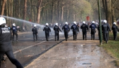 Brojni policajci ozlijeđeni tokom rastjerivanja mase ljudi u parku u Bruxellesu