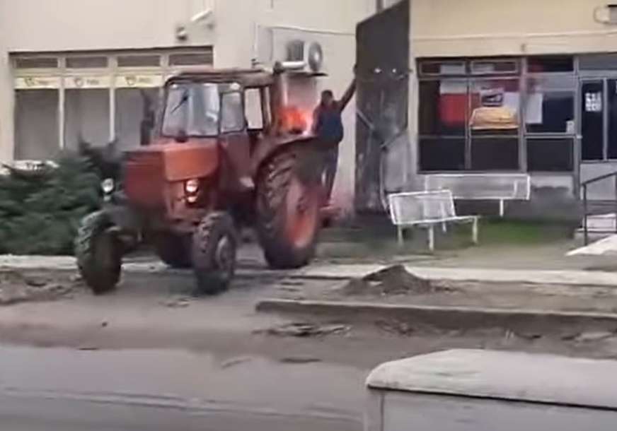 Uhapšeni muškarci koji su traktorom srušili partizanski spomenik