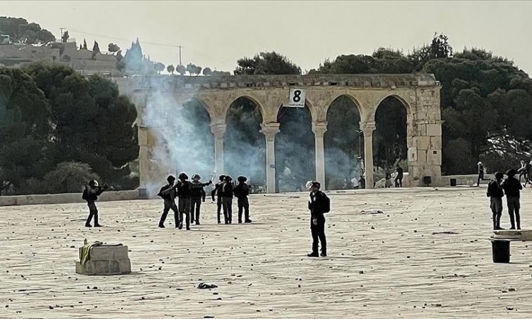 Al-Quds: Izraelska policija ponovo napala Palestince nakon sabah-namaza