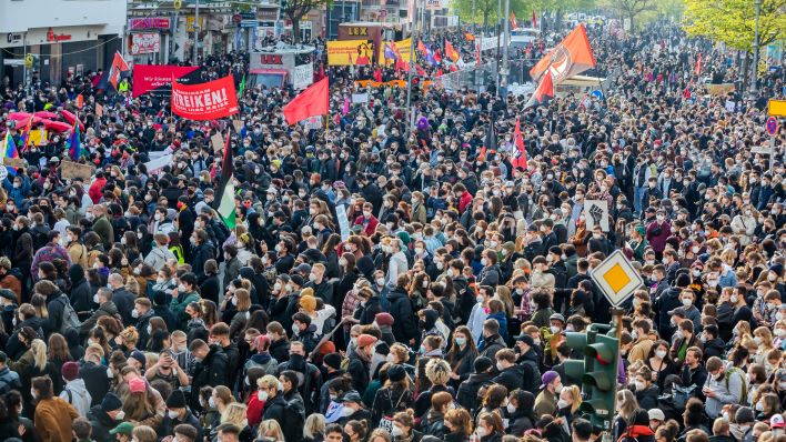 U Berlinu održani protesti protiv mjera suzbijanja COVID-19