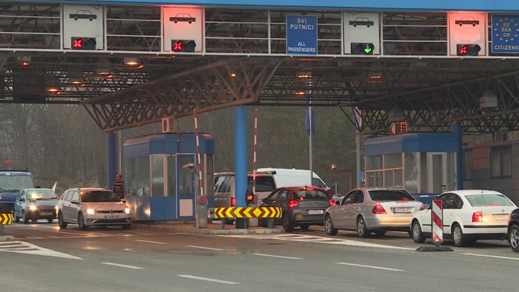 Pojačan promet na pojedinim graničnim prelazima prema Hrvatskoj i Crnoj Gori