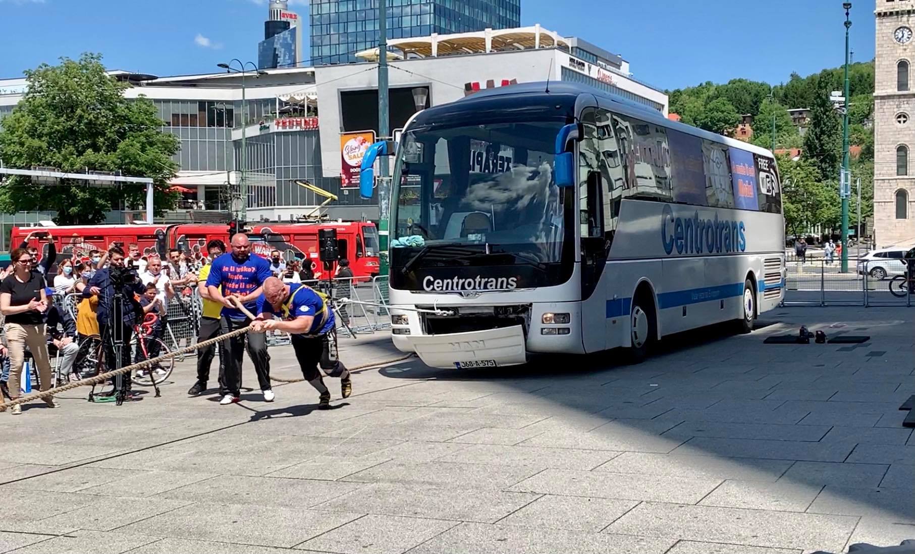 Sarajevo: Bh. strongmen Damir Stroil vukao autobus