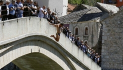 Počasnim skokom i bacanjem cvijeća u Neretvu obilježen Dan pobjede nad fašizmom