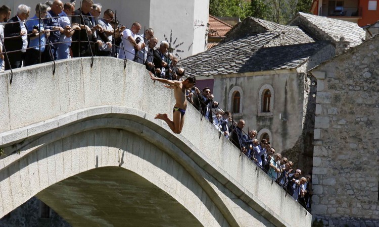 Počasnim skokom i bacanjem cvijeća u Neretvu obilježen Dan pobjede nad fašizmom