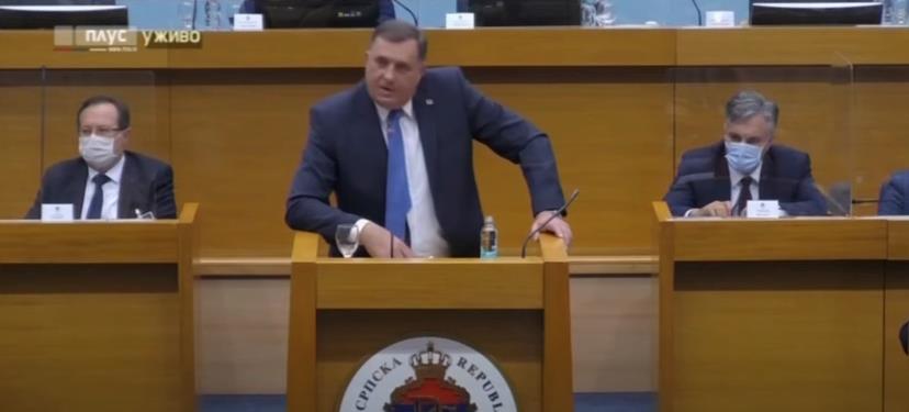 Dodik van sebe za govornicom: 'Ja sam u Hagu branio Karadžića i Mladića, a gdje si ti bio budalo'