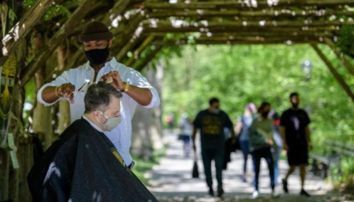 Frizer mušterije umjesto u salonu šiša u parku, a cijena po volji