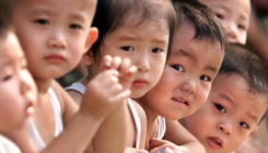 Kina će dozvoliti parovima da imaju i do troje djece