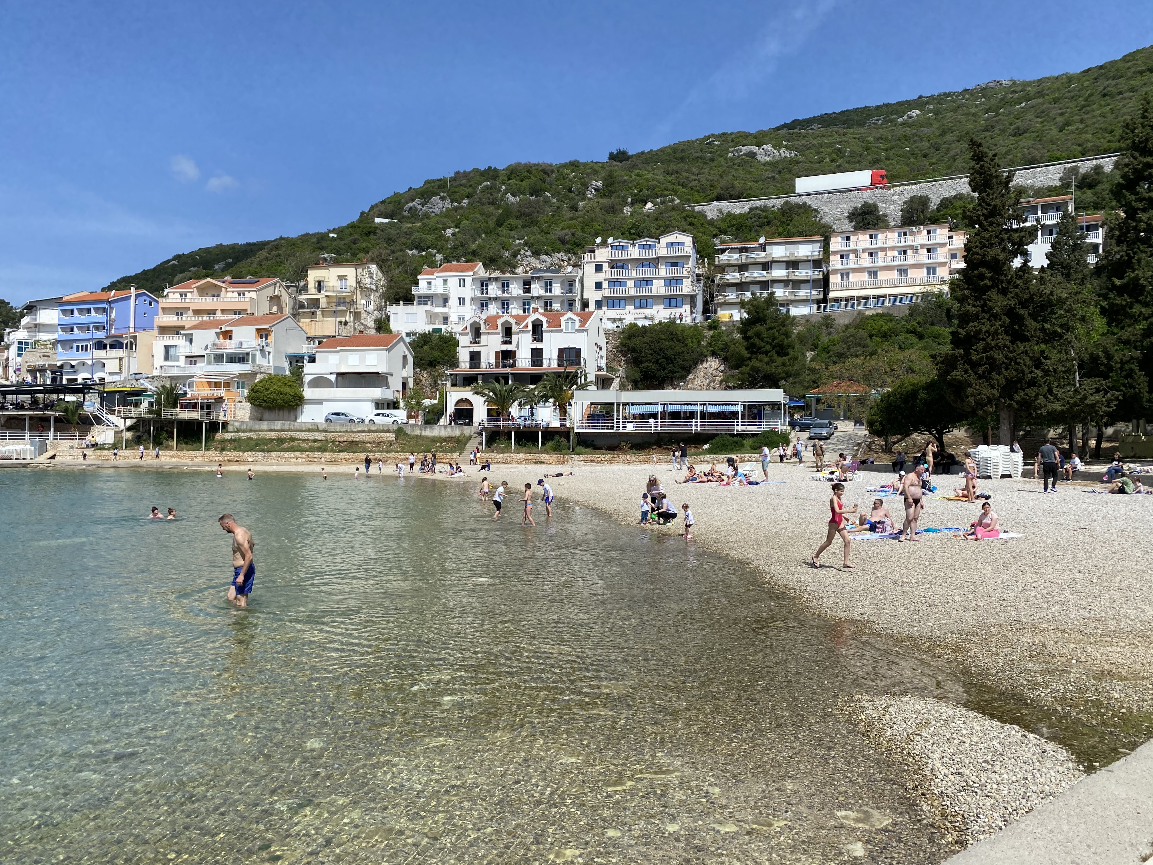 Jadran okupan suncem: Neum dočekao prve ovosezonske kupače