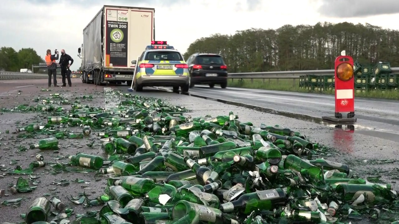 Vozač kamiona izgubio veliki tovar piva na auto-putu