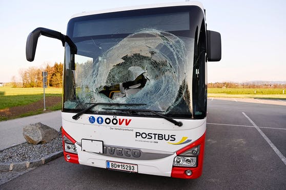 Srndać probio vjetrobransko staklo autobusa na putu u Austriji