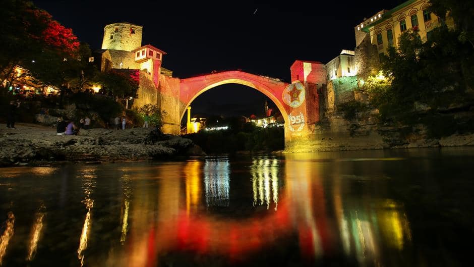 Stari most u bojama Veleža: Protjerali su ga i rušili, ali nisu mogli ugasiti ljubav