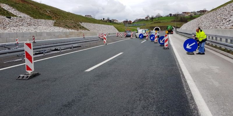 Oprez na cestama u BiH, radovi i odroni otežavaju saobraćaj