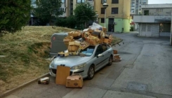 Sarajlije zatrpale smećem automobil koji je parkiran pored kontejnera