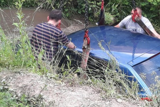 Audi sletio u rijeku Drijenču nakon sudara s golfom, povrijeđeni supružnici