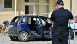 Automobilom bježao policiji, pa završio u dvorištu kuće