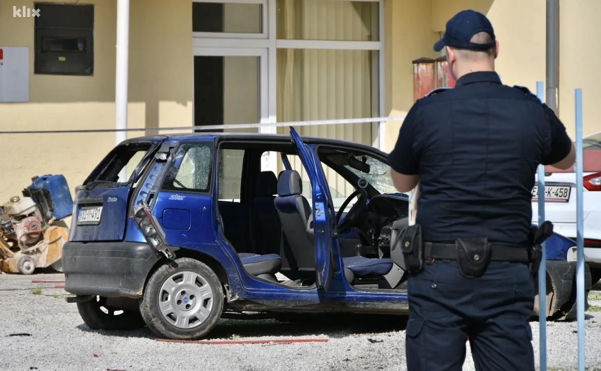 Automobilom bježao policiji, pa završio u dvorištu kuće