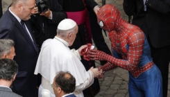 Spiderman posjetio Papu: Čekao u redu kako bi se rukovao s njim u Vatikanu, i dao mu poklon