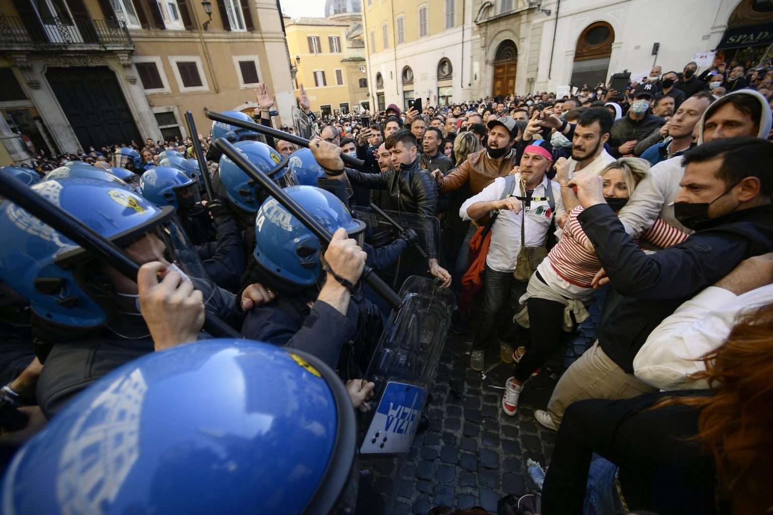 Hiljade Italijana izašlo na ulice, traže da se ne ukida zabrana davanja otkaza