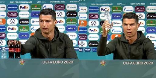 Ronaldo sklonio boce Coca-Cole sa stola i poručio 'Pijte vodu!'