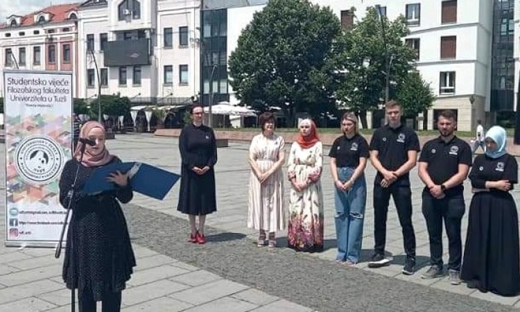 Studenti na Trgu slobode u Tuzli čitali imena žrtava genocida u Srebrenici