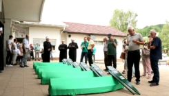 Komemorativni centar Tuzla: Ispraćeni tabuti vlaseničkih šehida za 17. kolektivnu dženazu na mezarju ”Rakita”