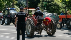 Poljoprivrednici traktorima došli na protest ispred Skupštine Crne Gore