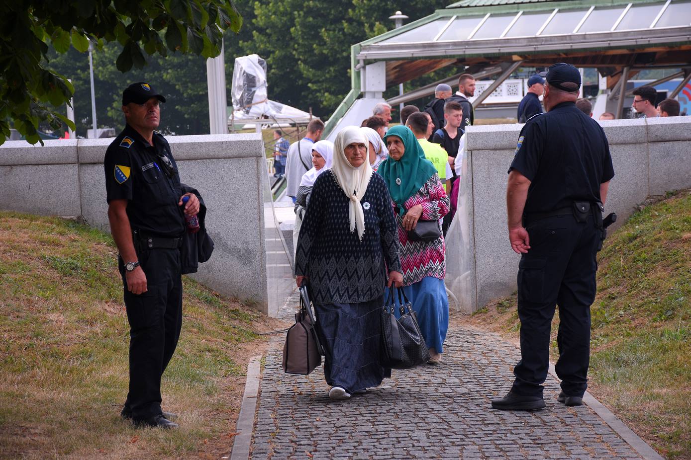 Dženaza i ukop 19 žrtava genocida: Porodice od jutarnjih sati pristižu u Potočare