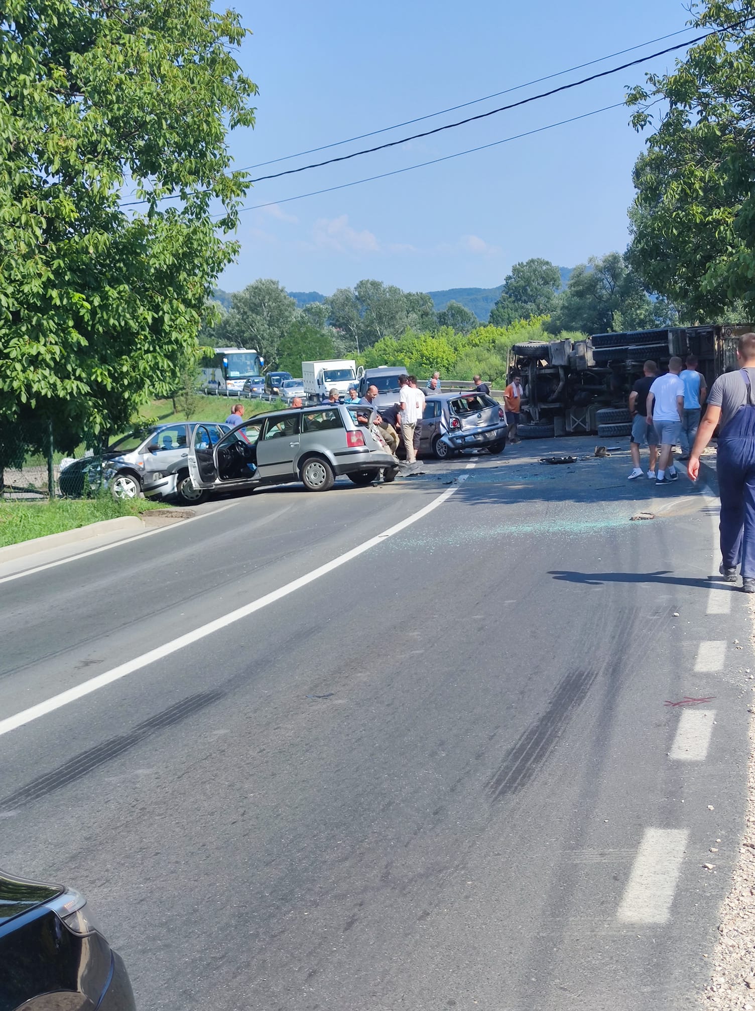 Zbog saobraćajne nezgode obustavljen saobraćaj na magistralnom putu Tuzla-Gračanica