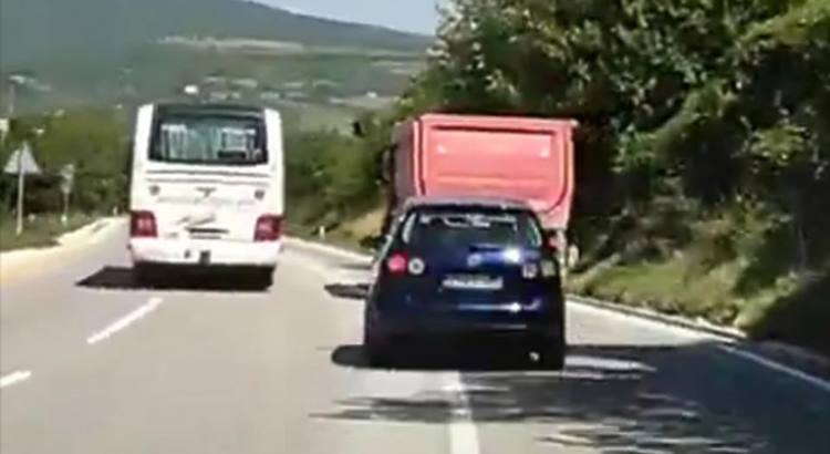 Autobus kod Tarčina pretiče kamion preko pune crte