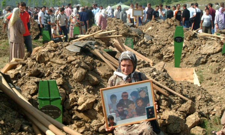 U utorak na Trgu Slobode izložba fotografija 'Bol majki Srebrenice'