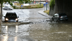 Velike količine kiše napravile probleme u Sarajevu: Vozač se zaglavio ispod podvožnjaka u Buća Potoku