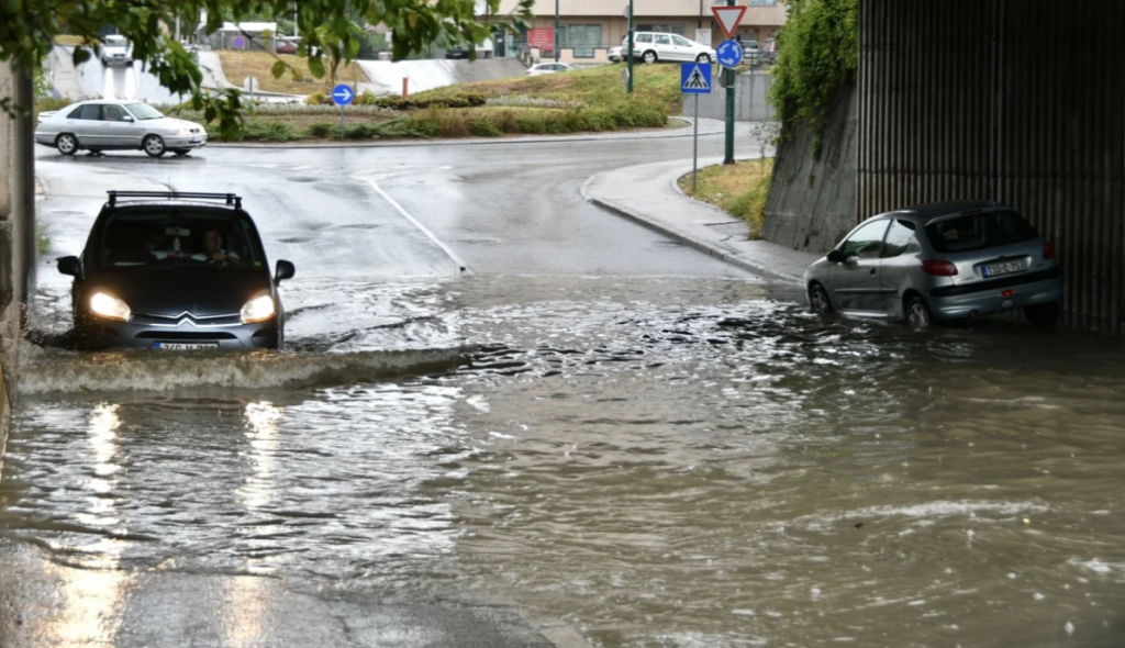 Velike količine kiše napravile probleme u Sarajevu: Vozač se zaglavio ispod podvožnjaka u Buća Potoku