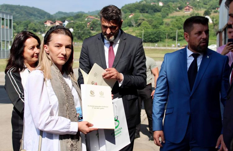 Delegacija Crne Gore stigla u Potočare, uručili primjerak usvojene Rezolucije o Srebrenici