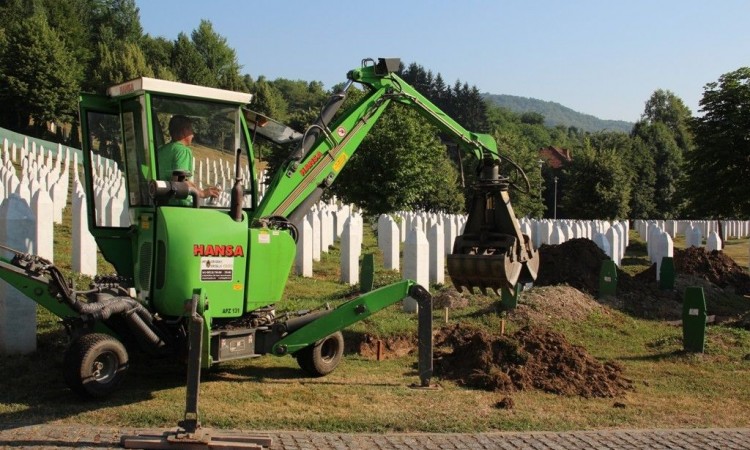 Počeo iskop grobnih mjesta u Potočarima za 19 identifikovanih žrtva genocida