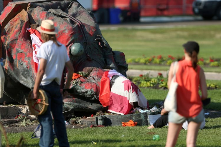 Raste bijes u Kanadi: Srušeni kipovi kraljice Viktorije i Elizabete II