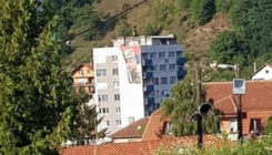 Pano sa likom ratnog zločinca Ratka Mladića postavljen na zgradu u Foči