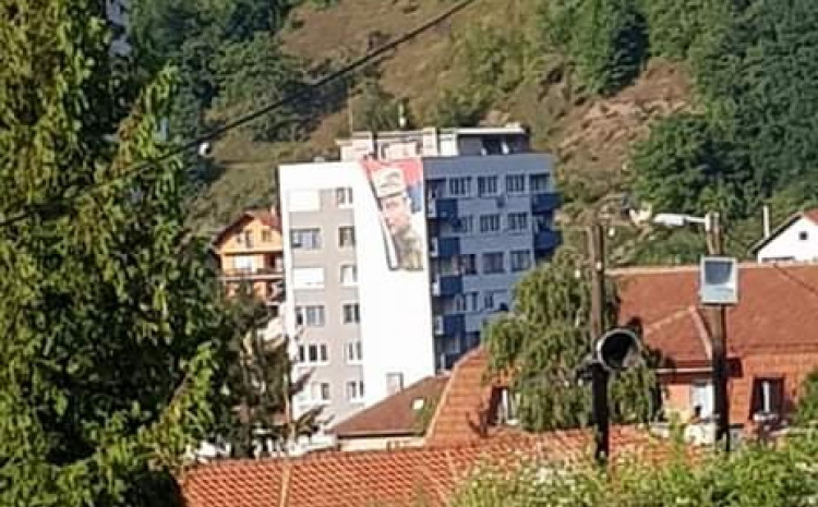 Pano sa likom ratnog zločinca Ratka Mladića postavljen na zgradu u Foči