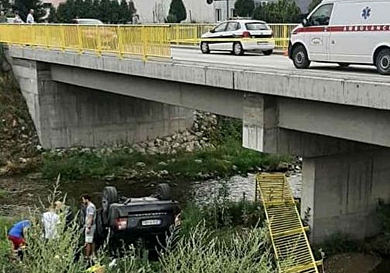 Automobil probio ogradu mosta i završio u koritu rijeke Janje