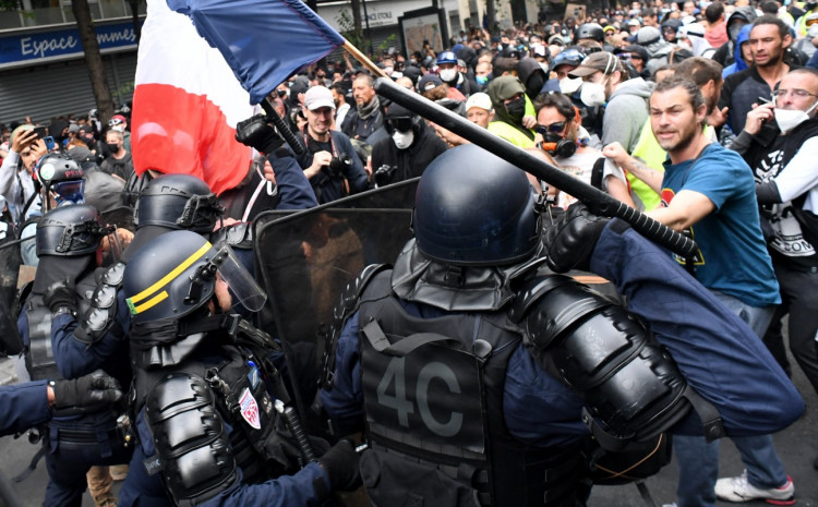 Žestoki sukobi na ulicama Pariza: Protesti protiv Covid pasoša