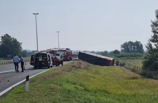 Autobus se prevrnuo kod Slavonskog Broda, osam poginulih i velik broj životno ugroženih