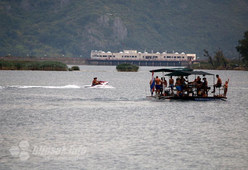 Skočio sa splava: Mladić se utopio na Mostarskom jezeru