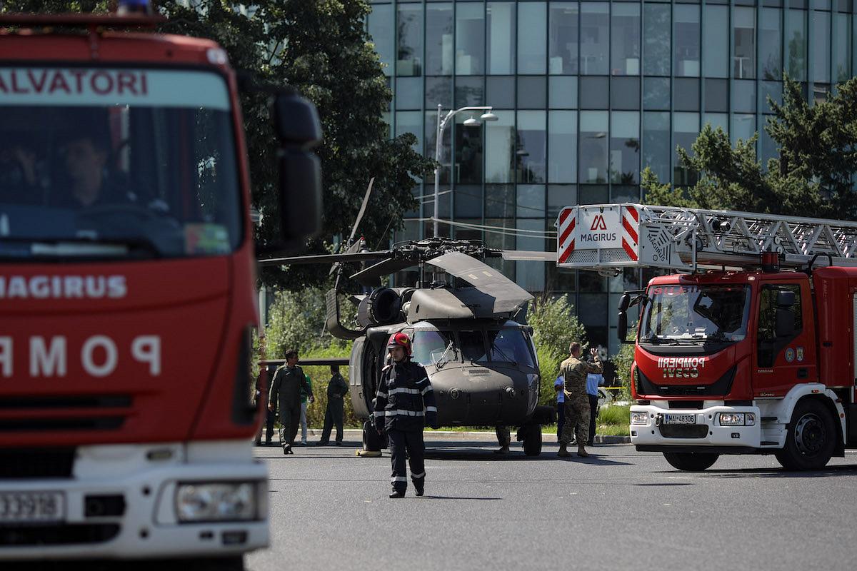 Vojni helikopter "crni jastreb" sletio na ulicu u Bukureštu