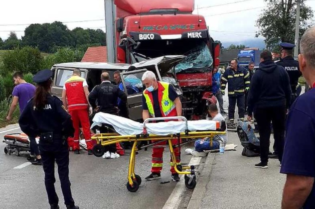 Nova tragična nesreća na bh. cestama: U stravičnom sudaru kamiona i kombija jedna osoba poginula